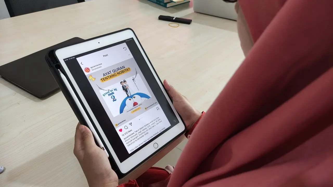 Seorang milenial tengah melihat konten mengenai Alquran di akun Instagram quranreview. (Ist).