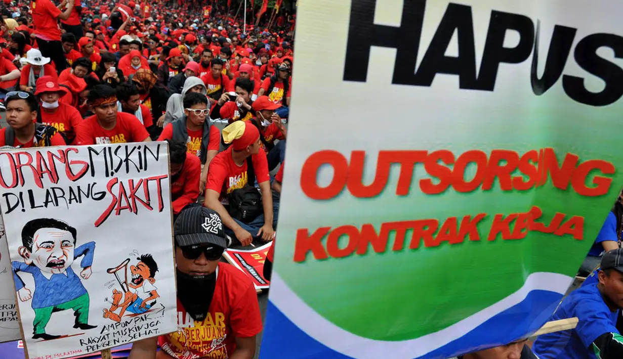 Para buruh menuntut pemerintah memberi kesejahteraan yang layak serta menghapus sistem kerja kontrak atau outsorching, Kamis (1/5/14). (Liputan6.com/Johan Tallo)