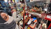Berburu koleksi sneakers di pameran. (dok. Liputan6.com/Pramita Tristiawati)