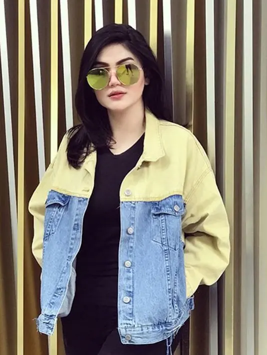 Melihat dari akun Instagramnya, gaya penampilan Hilda ini memang sangat menarik. Selain parasnya yang cantik, Hilda juga sangat piawai dalam memadu padankan busananya. (Instagram/hvkhildavitriakhan)