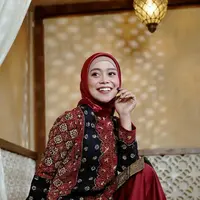 Macam-macam gaya hijab segi empat ini menjadi trend yang digeluti para hijabers, tak terkecuali selebritas Tanah Air. (Instagram/lestykejora).