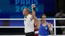 Petinju wanita asal Aljazair Imane Khelif setelah mengalahkan Janjaem Suwannapheng dari Thailand pada semifinal tinju kelas 66 kg putri Olimpiade Paris 2024 di Ronald-Garros Stadium, Rabu (7/8) dini hari WIB. (AP Photo/Ariana Cubillos)