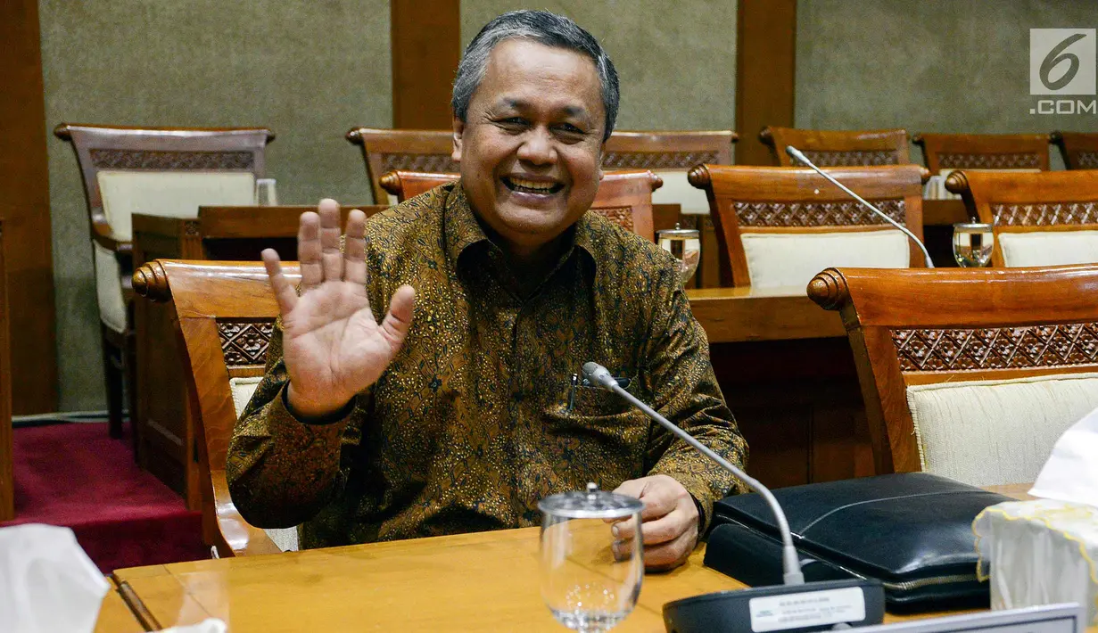 Deputi Gubernur BI, Perry Warjiyo tersenyum saat menjalani uji kepatutan dan kelayakan (fit and proper test) mengenai visi dan misi jabatan Gubernur BI dengan Komisi XI DPR RI, di kompleks Parlemen, Jakarta, Rabu (28/3). (Liputan6.com/Johan Tallo)