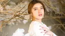Meski tak jadi juara pertama, pemilik nama lengkap Tiara Anugrah Eka Setyoandini itu tetap jadi juara di hati penggemar. Sosoknya kian tenar di jagat hiburan Tanah Air. Bukan hanya tampil di atas panggung, ia juga menjalani berbagai pemotretan. (Liputan6.com/IG/@dierabachir)