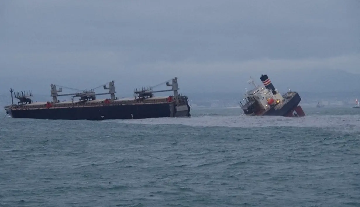 Foto selebaran yang diambil dan diterima pada 12 Agustus 2021 dari Markas Besar Penjaga Pantai Regional ke-2 Jepang menunjukkan kapal Panama, Crimson Polaris, kandas di Hachinohe, Prefektur Aomori. Kapal itu kini ditahan kapal patroli. (Handout/Japan's 2nd Regional Coast Guard Headquarters/AFP)