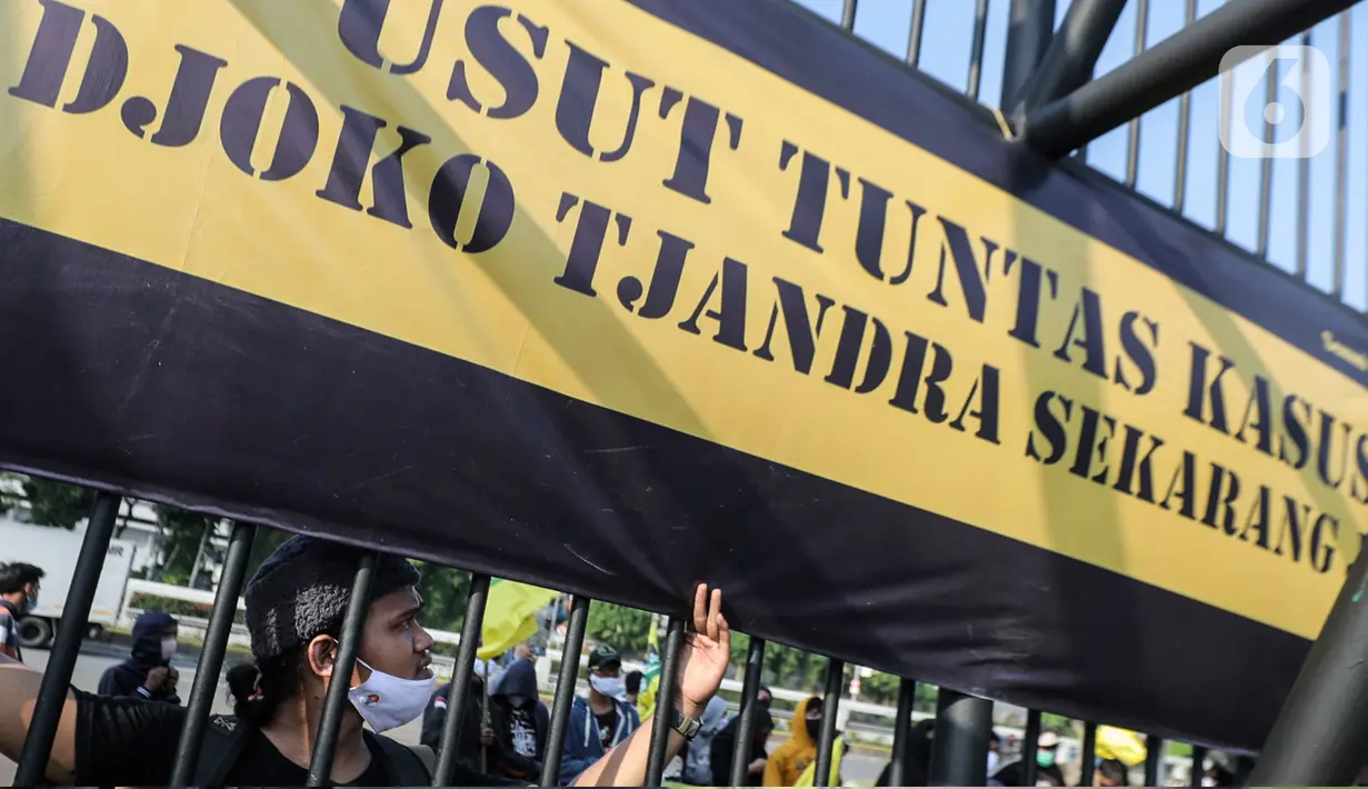 Massa menggelar aksi unjuk rasa di depan DPR RI, Jakarta, Jumat (24/7/2020). Aksi tersebut bentuk kekecewaan terhadap Wakil Ketua DPR RI Azis Syamsuddin yang tidak mengizinkan Rapat Dengar Pendapat (RDP) Komisi III bersama aparat penegak hukum perihal kasus Djoko Tjandra. (Liputan6.com/Johan Tallo)