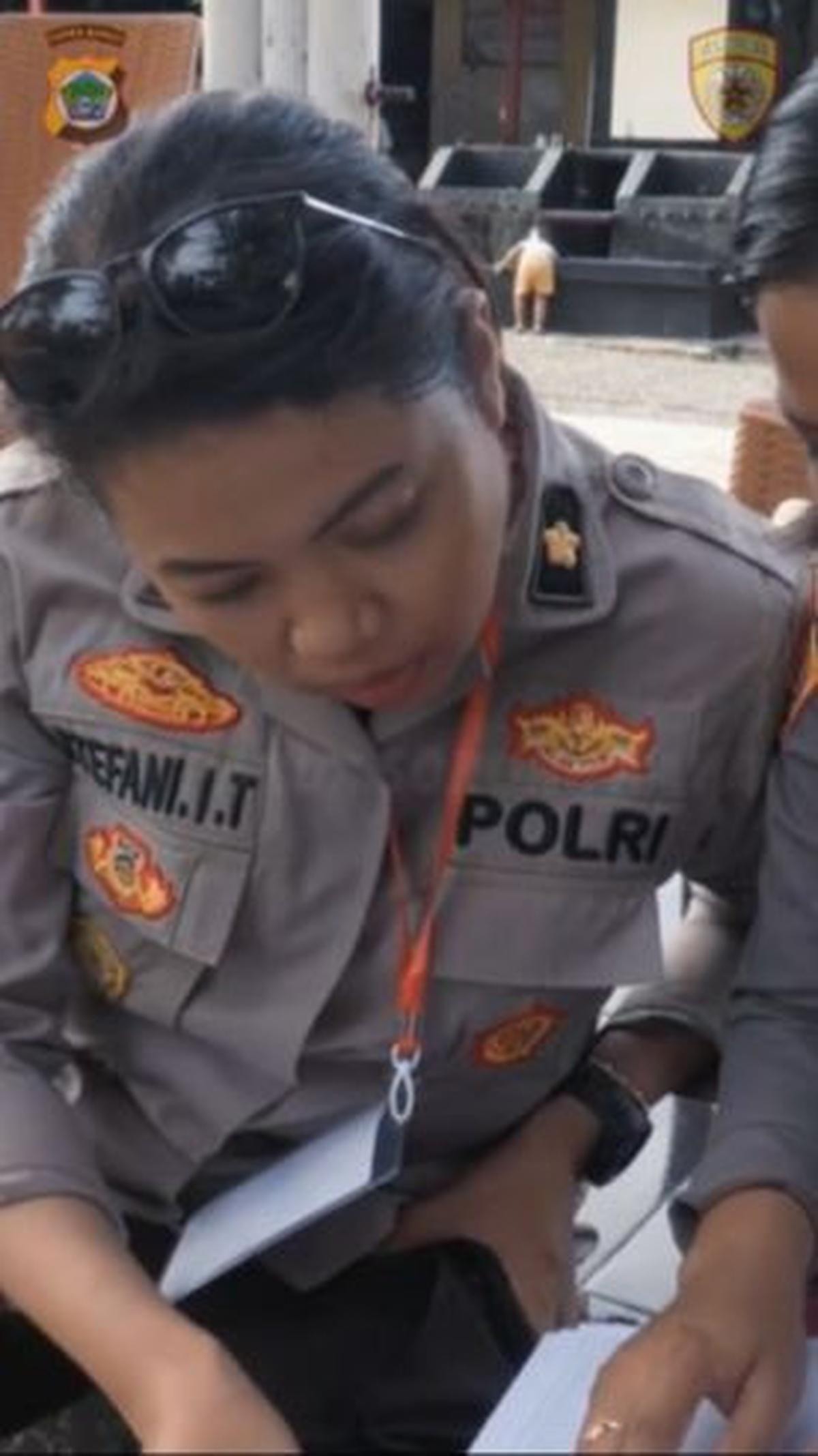 "Pulang belajar, jangan lupa berdoa supaya bisa menggapai cita-cita menjadi anggota polisi," lanjut polwan ini. <br>