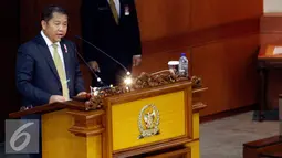 Menteri Komunikasi dan Informatika, Rudiantara menyampaikan pidato terkait RUU ITE dalam Rapat Paripurna Ke 11 di Kompleks Parlemen, Senayan, Jakarta, Kamis (27/10). (Liputan6.com/JohanTallo)