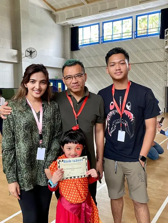 Lebih lanjut ia mengatakan, untuk sekarang ini langkah sederhana yang bisa dilakukan masyarakat untuk memutus virusnya adalah cukup berdiam diri di rumah. Obat dari virus tersebut pun memang belum ditemukan sampai sekarang. (Instagram/ashanty_ash)