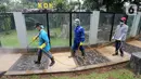 Petugas menyemprotkan cairan disinfektan di area Museum Fauna Indonesia Komodo dan Taman Reptilia, TMII Jakarta, Rabu (18/3/2020). Pengelola TMII secara bertahap melakukan tindakan disinfeksi di setiap lokasi wisata dan anjungan. (Liputan6.com/Fery Pradolo)