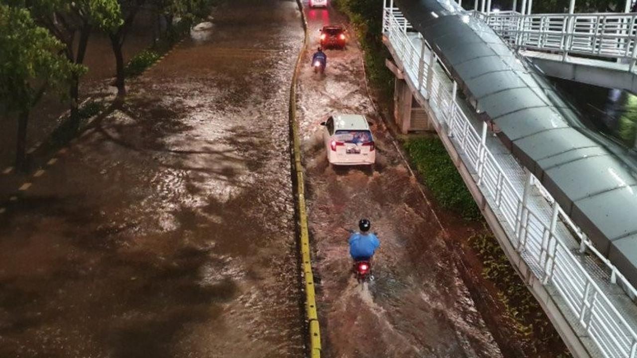 Banjir dan Perbaikan Jalan Picu Pengalihan Rute Transjakarta di Jakarta