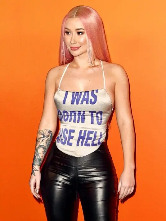 "Aku mulai dengan membasahi bajunya dengan membuangnya ke kolam namun tak berhasil. Jadi aku membakar semua baju-baju dari desainer," ujar Iggy. (instagam/thenewclassic)