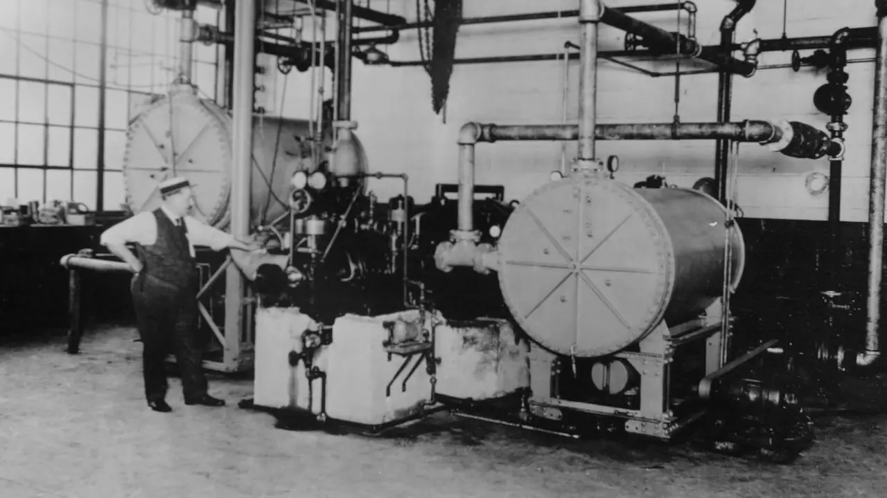 Mesin pendingin udara sentrifugal pertama yang ditemukan Willis H. Carrier di Syracuse, New York pada 1922. (Credit: Carrier Corporation/AP)
