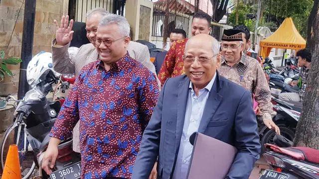 Tim hukum PDIP menyambangi Komisi Pemilihan Umum (KPU)