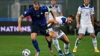 Bek Italia, Leonardo Bonucci, berebut bola dengan penyerang Bosnia, Edin Dzeko, pada laga UEFA Nations League di  Artemio Franchi, Sabtu (5/9/2020) dini hari WIB. Italia bermain imbang 1-1 atas Bosnia. (AFP/Isabella Bonotto)