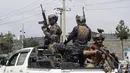 Pasukan khusus Taliban tiba di dalam Bandara Internasional Hamid Karzai setelah penarikan militer AS, di Kabul, Afghanistan, Selasa (31/8/2021).  Taliban menguasai penuh bandara internasional Kabul pada Selasa, setelah pesawat AS meninggalkannya landasan pacu. (AP Photo/Khwaja Tawfiq Sediqi)