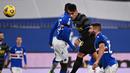 Striker Inter Milan, Lautaro Martinez (tengah) melepaskan sundulan diantara dua pemain Sampdoria dalam laga lanjutan Liga Italia 2020/21 pekan ke-16 di Luigi Ferrari Stadium, Rabu (6/1/2021). Inter Milan kalah 1-2 dari Sampdoria. (AFP/Marco Bertorello)