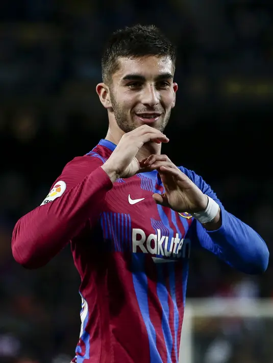 Penyerang Barcelona, Ferran Torres berselebrasi usai mencetak gol ke gawang Osasuna pada pertandingan lanjutan La Liga Spanyol di di stadion Camp Nou di Barcelona, Senin (14/3/2022). Barcelona menang telak atas Osasuna 4-0. (AP Photo/Joan Monfort)