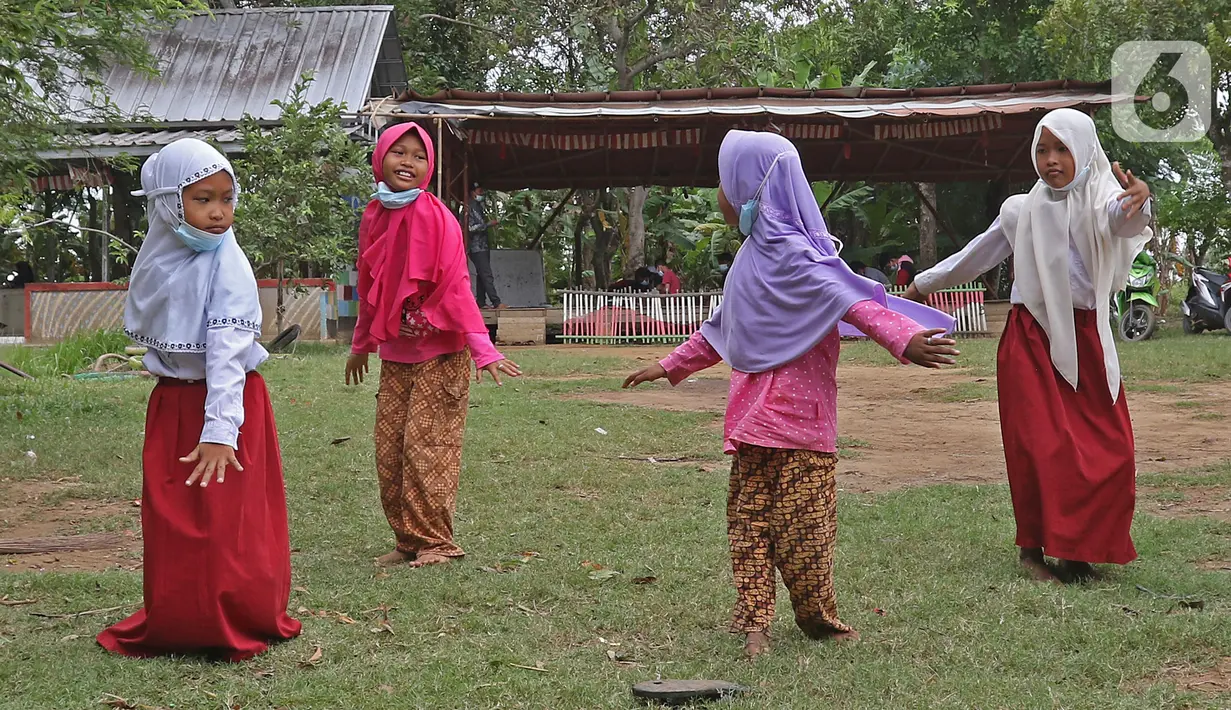Sejumlah murid SD sedang bernari di sekolah alam Sukawangi, Kabuapaten Bekasi, Jawa Barat, Senin (30/11/2020). Kegiatan bermain di alam terbuka menjadi solusi bagi para murid untuk menghilangkan rasa jenuh usai belajar dimasa pandemi COVID-19. (Liputan6.com/Herman Zakharia)