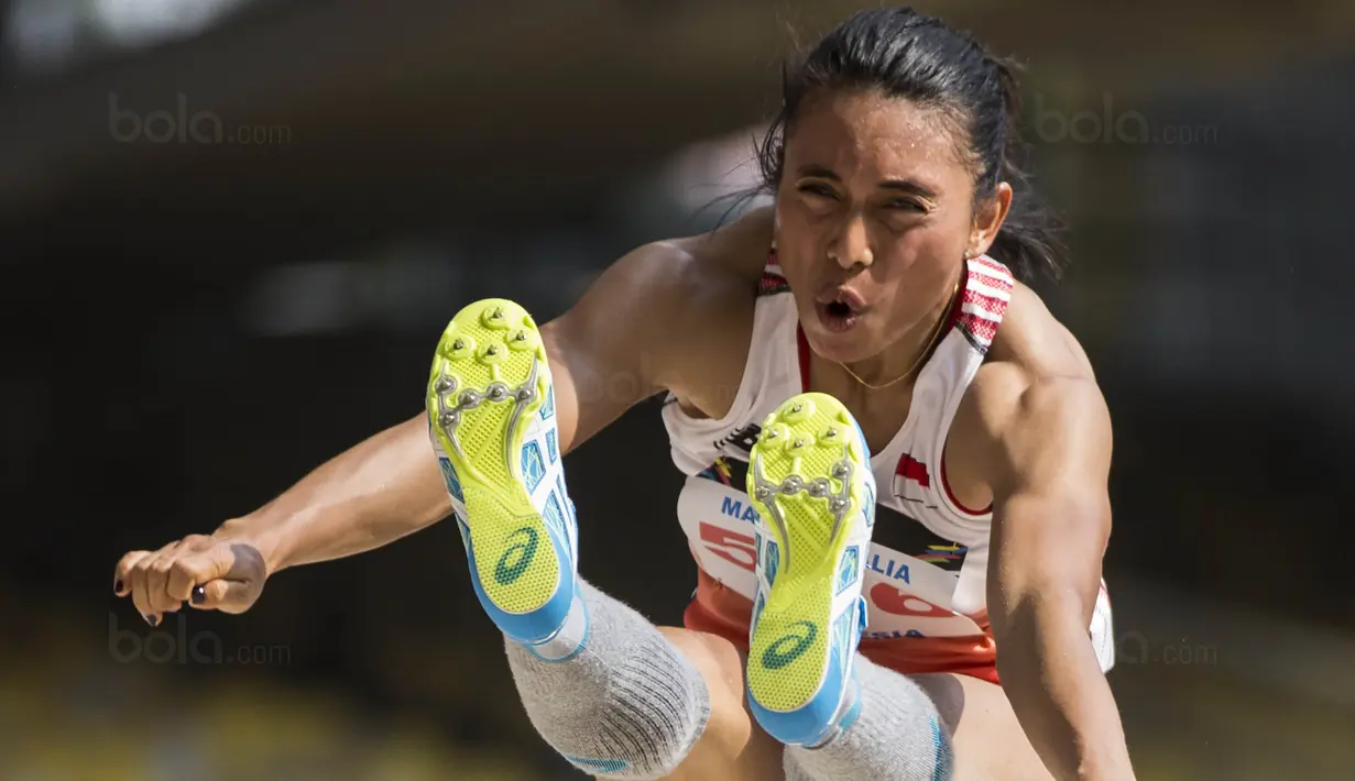 Atlet lompat jauh Indonesia, Maria Londa, melakukan lompatan saat tampil pada ajang SEA Games di Stadion Bukit Jalil, Kuala Lumpur, Jumat (25/8/2017). Maria meraih perak dengan lompatan 6,67 meter. (Bola.com/Vitalis Yogi Trisna)