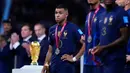 Ekspresi pemain Prancis Kylian Mbappe saat memegang penghargaan Sepatu Emas usai melawan Argentina pada pertandingan sepak bola final Piala Dunia 2022 di Stadion Lusail, Lusail, Qatar, 18 Desember 2022. Argentina menang 4-2 dalam adu penalti melawan Prancis setelah pertandingan berakhir imbang 3 -3. (AP Photo/Natacha Pisarenko)