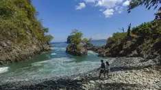 Aktivitas pengunjung saat berada di kawasan wisata Lembah Batu Pawon, Dusun Nglumpang, Panggul, Trenggalek, Jawa Timur. (merdeka.com/Arie Basuki)