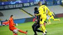 Pemain Borussia Dortmund Erling Haaland (kanan) mencetak gol ke gawang Brugge pada pertandingan Grup F Liga Champions di Stadion Jan Breydel, Bruges, Belgia, Rabu (4/11/2020). Dortmund menang 3-0, Erling Haaland mencetak dua gol. (AP Photo/Francisco Seco)