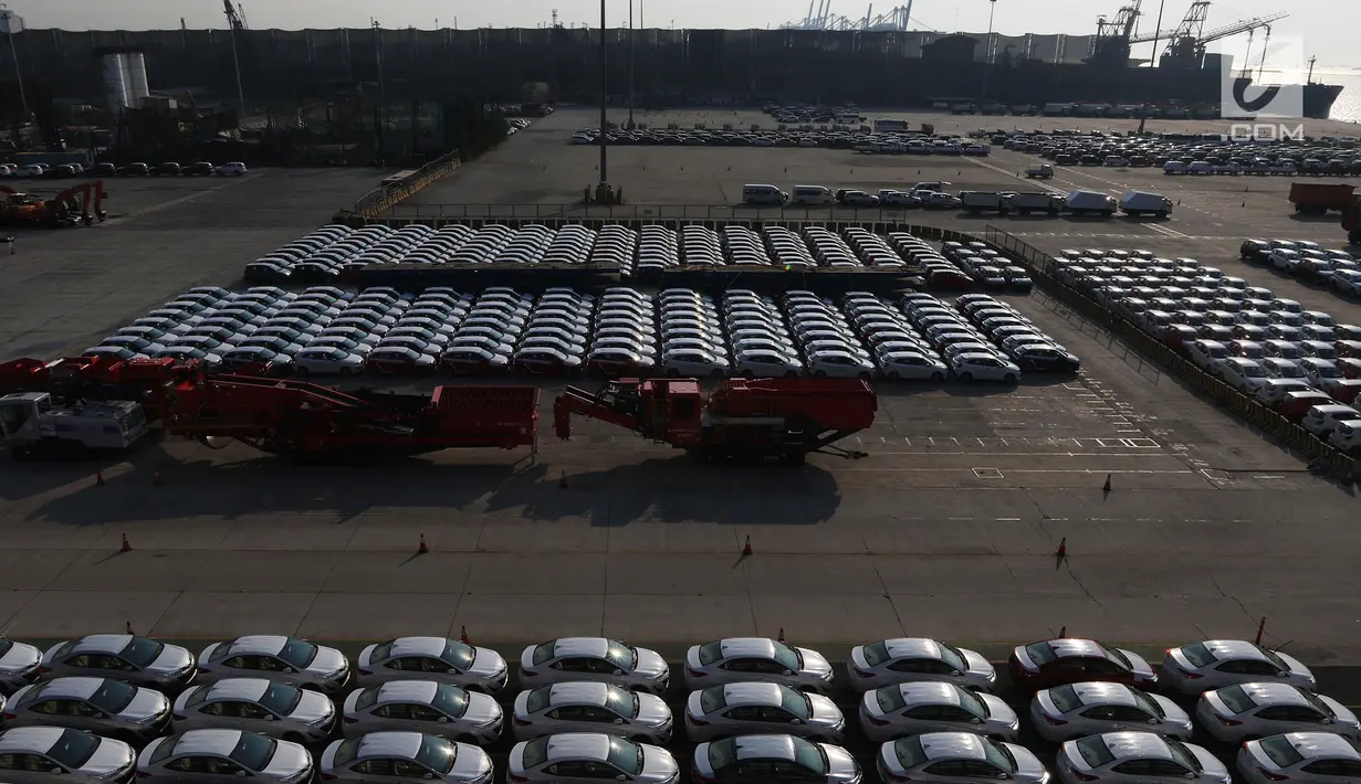 Ratusan Mobil yang siap diekspor terparkir di IPC Car Terminal, PT IKT, Pelabuhan Tanjung Priok, Jakarta, Kamis (11/7/2019). Target itu naik dari hasil pada 2018 yakni 346 ribu unit atau setara USD 4,78 miliar. (Liputan6.com/Johan Tallo)