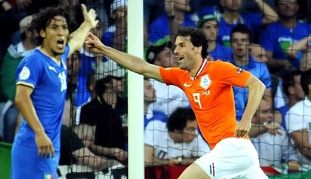 Dutch forward Ruud van Nistelrooy (R) celebrates after scoring the 1-0 during the Euro 2008 Championships Group C football match Netherlands vs. Italy on June 9, 2008 at the stade de Suisse in Bern. AFP PHOTO DDP / TORSTEN SILZ