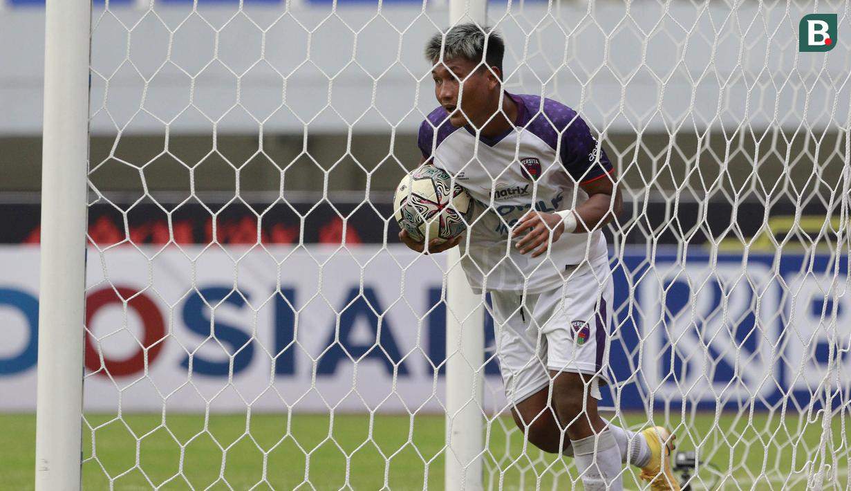 Pemain Persita Tangerang, Ahmad Nur Hardianto melakukan selebrasi usai mencetak gol pertama timnya ke gawang Borneo FC dalam laga pekan ke-6 BRI Liga 1 2021/2022 di Stadion Pakansari, Bogor, Sabtu (10/2/2021). (Bola.com/M Iqbal Ichsan)