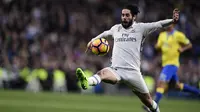 Aksi Isco saat mencetak gol ke gawang Las Palmas pada menit ke 8' membuat timnya Real Madrid unggul sementara pada pekan ke-25 La Liga di Santiago Bernabeu stadium, Madrid (1/3/2017).  Madrid hanya bermain imbang 3-3. (AFP/Javier Soriano)