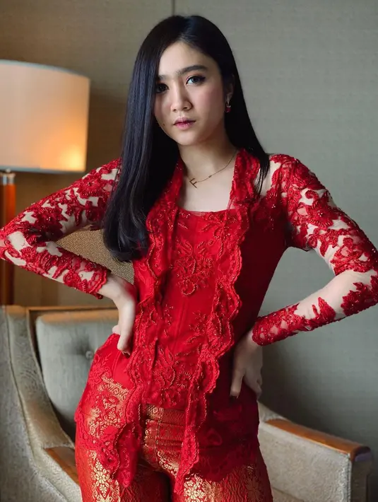 Opsi kebaya warna merah dengan celana dari Febby Rastanty untuk kita yang berani tampil tak biasa (Foto Instagram @febbyrastanty)