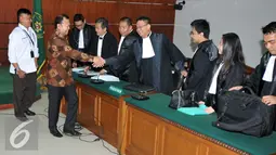 Patrice Rio Capella bersalaman dengan kuasa hukumnya sebelum menjalani sidang perdana di Pengadilan Tipikor, Jakarta (9/11). Rio didakwa menerima gratifikasi Rp 200 juta dari Isteri Gubernur nonaktif Sumatera Utara. (Liputan6.com/Helmi Afandi)