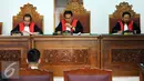 Hakim Ketua, Made Sutisna (keduakanan) membacakan putusan terhadap terdakwa Christopher Daniel Syarief di PN Jakarta Selatan, Kamis (27/8/2015). Christopher divonis hukuman 1 tahun 6 bulan denda 10 juta rupiah. (Liputan6.com/Helmi Fithriansyah)