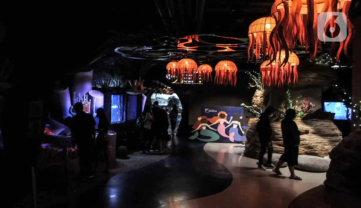 Pengunjung mengamati koleksi biota laut di Jakarta Aquarium & Safari (JAQS), Neo Soho Mall, Jakarta, Rabu (21/4/2021). JAQS sekaligus mengedukasi anak-anak tentang ekosistem biota laut dan air tawar. (merdeka.com/Iqbal S. Nugroho)