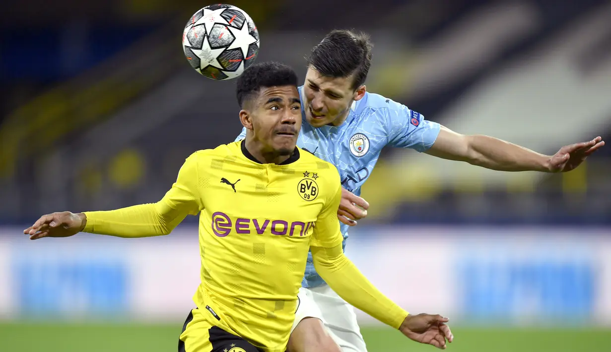 Bek Manchester City, Ruben Dias berebut bola dengan gelandang Borrusia Dortmund, Ansgar Kanuff pada pertandingan leg kedua perempat final Liga Champions di stadion Signal Iduna Park, Jerman (15/4/2021). The Citizens unggul agregat 4-2 atas Dortmund. (AP Photo/Martin Meissner)