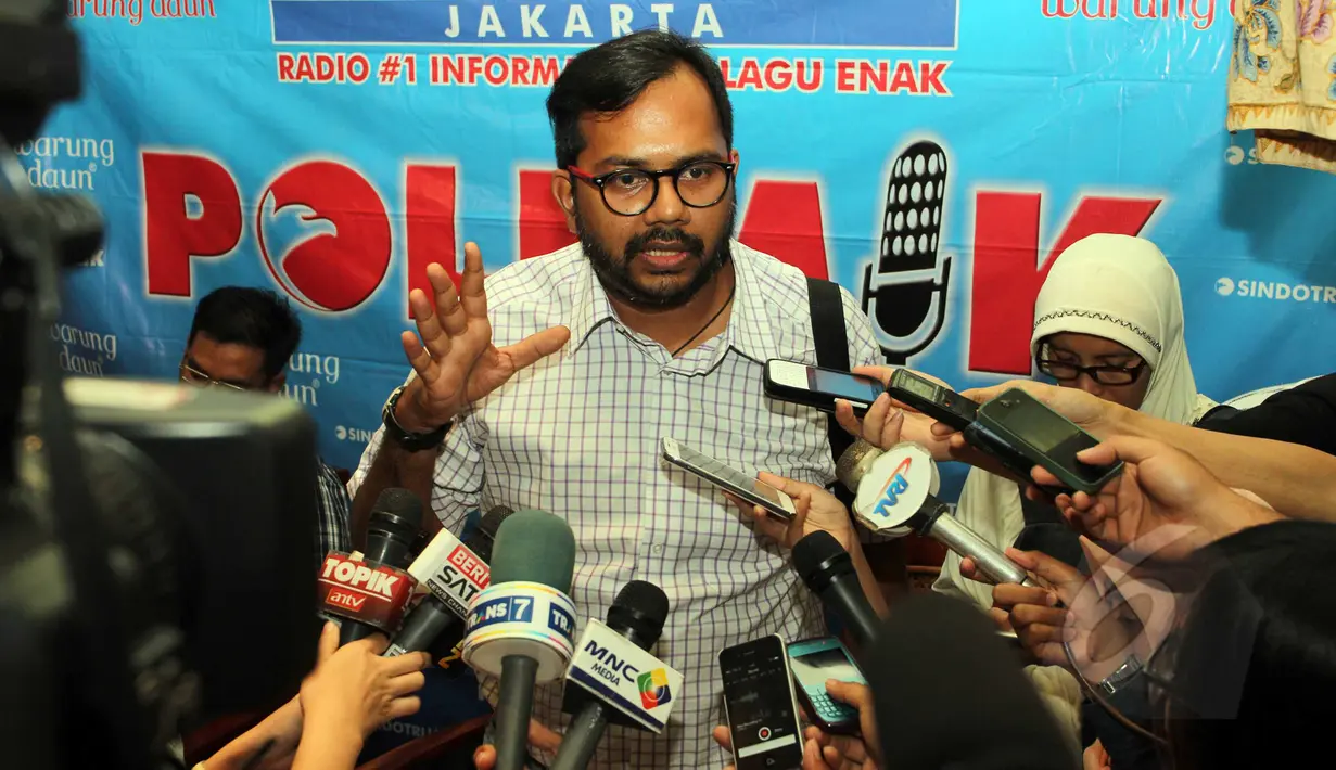 Koordinator KontraS Haris Azhar memberi keterangan kepada wartawan seusai menjadi pembicara dalam diskusi "Telenovela KPK-Polri" di Cikini, Jakarta, Sabtu (2/5/2015). (Liputan6.com/Helmi Afandi)