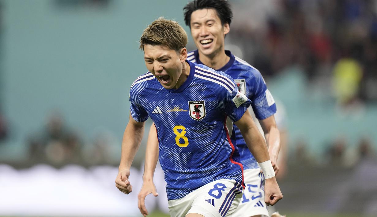 Taktik jitu Hajime Moriyasu pun membuahkan hasil. Ritsu Doan yang bermain bersama SC Freiburg di Bundesliga berhasil mencetak gol penyeimbang 1-1 pada menit ke-75 usai manyambar bola muntah hasil tepisan Manuel Neuer. (AP/Luca Bruno)
