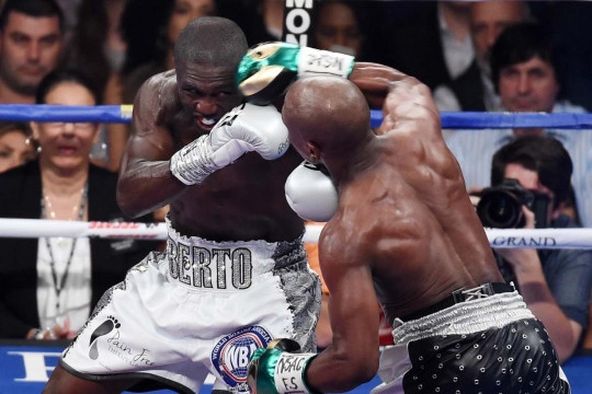 Ini pukulan-pukulan telak Mayweather di wajah Berto