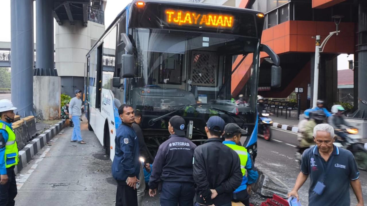Diduga Hilang Konsentrasi, Transjakarta Hantam Separator Busway di Cikoko