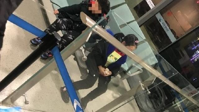 diduga terjangkit corona, kedua anak ini ditinggal orangtua di bandara