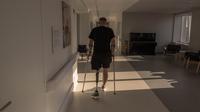 Mykhailo Bakaliuk (41) tentara Ukraina yang terluka selama serangan balasan Ukraina di wilayah Zaporizhzhia, berjalan dengan kaki palsu di Pusat Rehabilitasi Nasional Unbroken di Lviv, Ukraina barat, pada 18 September 2023. (Roman PILIPEY/AFP)