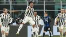 Juventus mampu unggul lebih dulu lewat tandukan akurat Weston McKennie pada menit ke-25. Gelandang asal Amerika Serikat itu mencetak gol dalam area kotak penalti setelah memanfaatkan umpan silang apik dari Alvaro Morata. (AP/Luca Bruno)