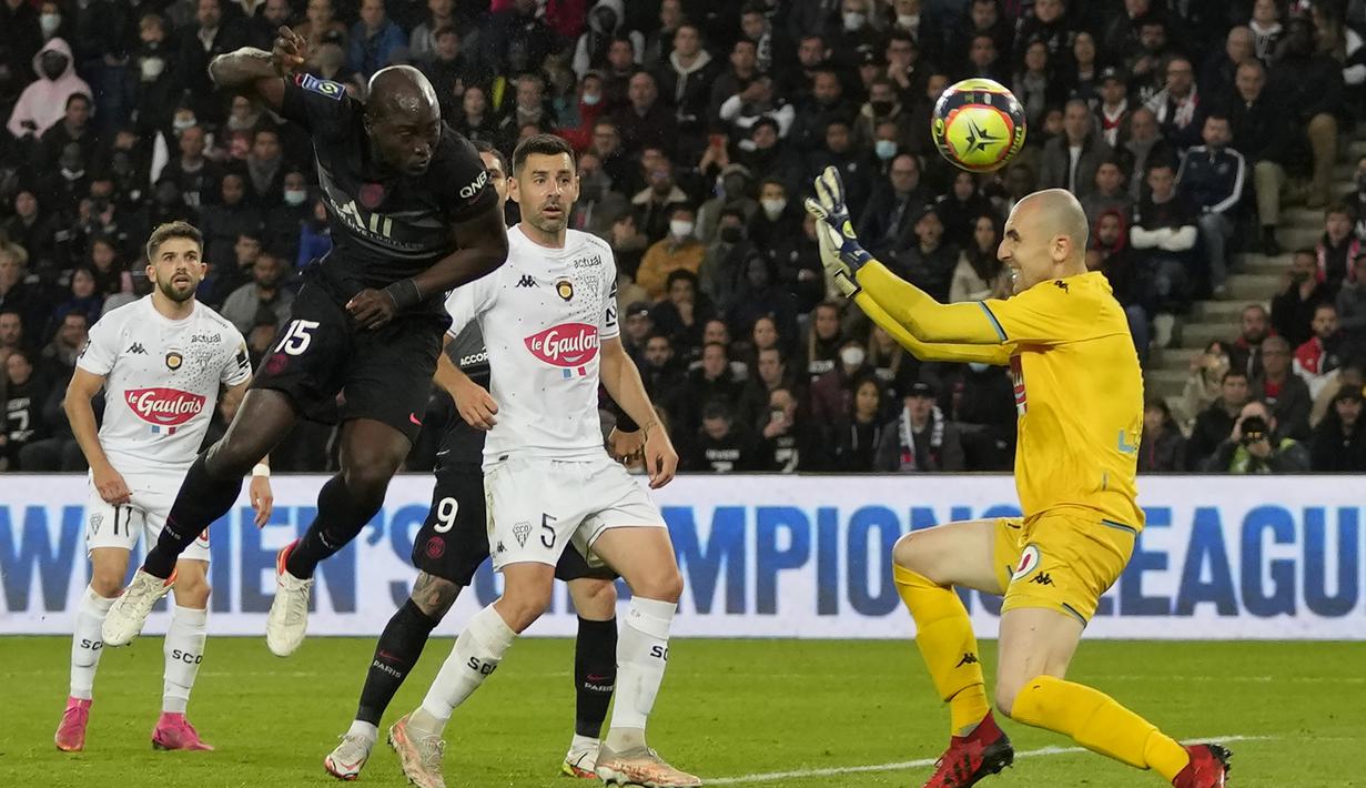 PSG baru berhasil menyamakan skor 1-1 di babak kedua pada menit ke-69. Tandukan dari Danilo Pereira usai menerima umpan Kylian Mbappe tidak mampu diantisipasi kiper Angers, Paul Bernardoni. (AP/Francois Mori)
