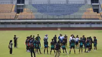 Skuad Persib Bandung saat berlatih di Stadion Gelora Bandung Lautan Api (GBLA). (Bola.com/Erwin Snaz)