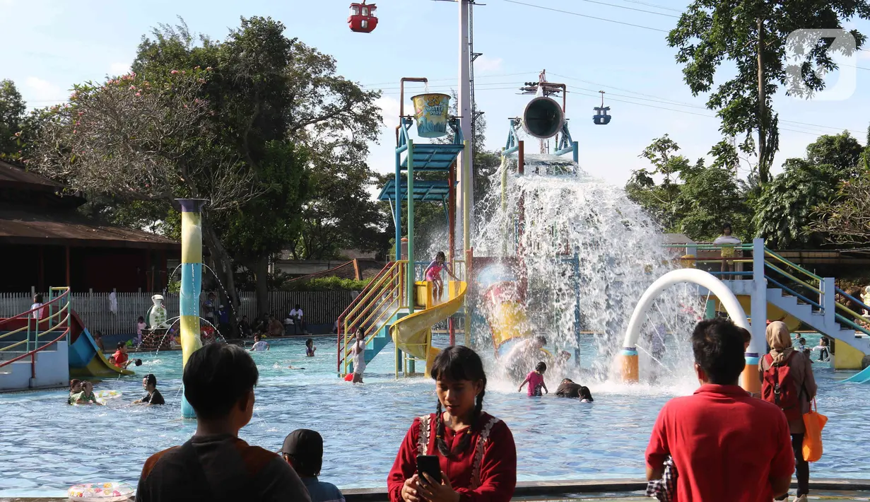 <p>Suasana kolam renang di kawasan Taman Mini Indonesia Indah (TMII) di Jakarta, Kamis (5/5/2022). Pengelola TMII membatasi jumlah pengunjung maksimal 15 ribu orang pada libur Lebaran karena kawasan tersebut masih dalam tahap revitalisasi untuk persiapan G20. (Liputan6.com/Herman Zakharia)</p>