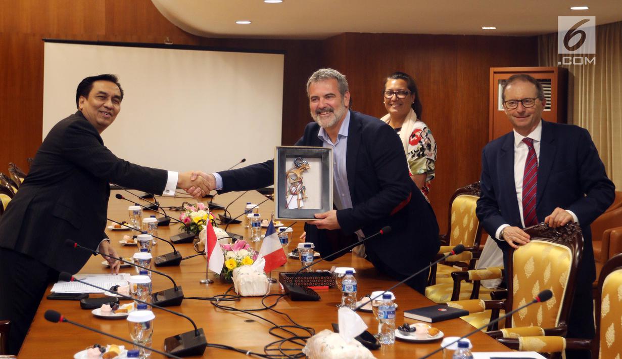 Pimpinan GKSB DPR-Parlemen Francis Effendi Simbolon bersalaman dengan Presiden Grup Persahabatan Francis-Indonesia dari Majelis Nasional Francis Raphael Gerard saat melakukan pertemuan “Friendly Talk”, Jakarta, Rabu (31/10). (Liputan6.com/Johan Tallo)