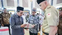 Wakil Menteri Agraria dan Tata Ruang/Badan Pertanahan Nasional (ATR/BPN), Raja Juli Antoni kembali membagikan sertipikat tanah di Gedung Serba Guna Rato Ebu, Jalan A.Yani, Demangan, Bangkalan, Madura. (Ist).