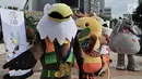 Maskot Asian Games 2018 menyapa warga di Car Free Day, Jakarta, Minggu (25/3). Acara ini merupakan rangkaian dari sosialisasi ketiga maskot lucu tersebut sekaligus mengingatkan perhelatan Asian Games 2018. (Merdeka.com/Iqbal S. Nugroho)