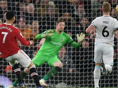 Cristiano Ronaldo memainkan peran penting dalam kemenangan Manchester United. Dirinya memberikan satu assist dan satu gol dalam pertandingan tersebut. (AFP/Oli Scarff)